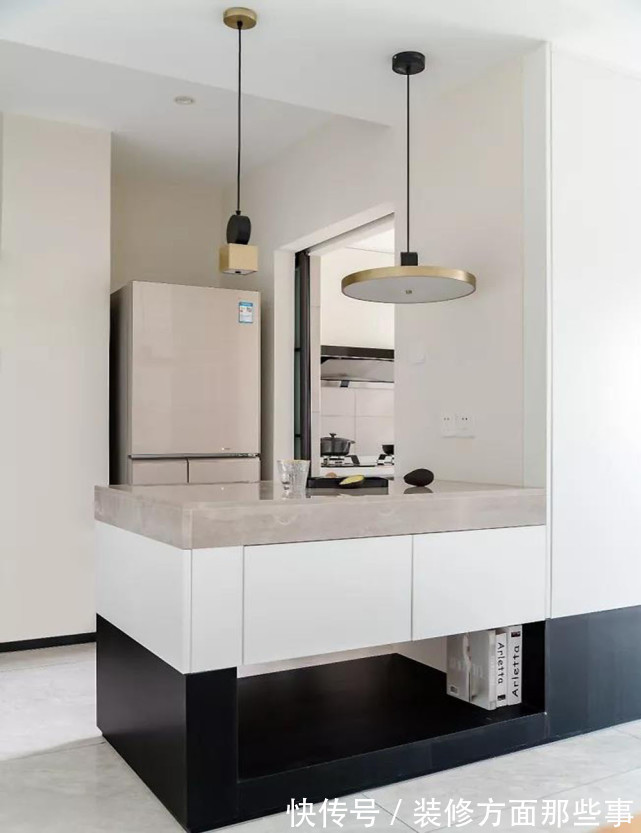 北欧风|90平北欧风二居室,餐厅看向客厅明亮而惬意,黑色线条灯具呼应