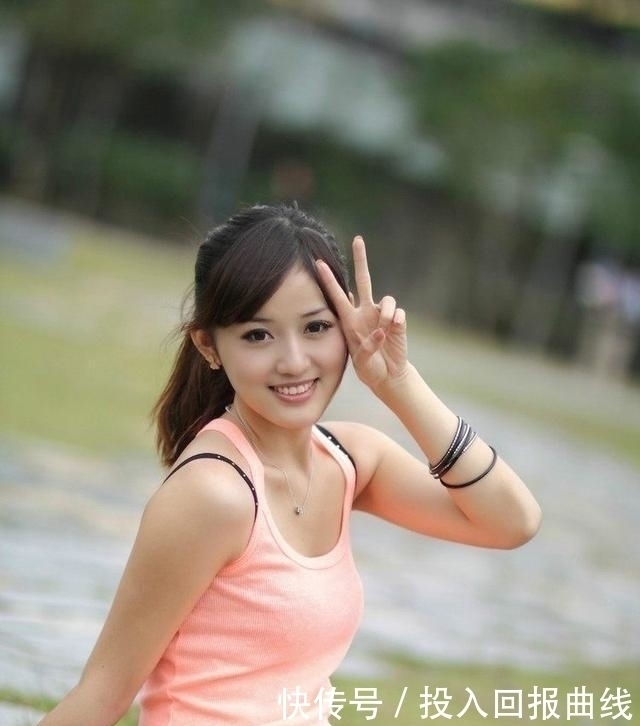 风情|街拍:青春靓丽的小姐姐,时尚的打扮,尽显女性风情