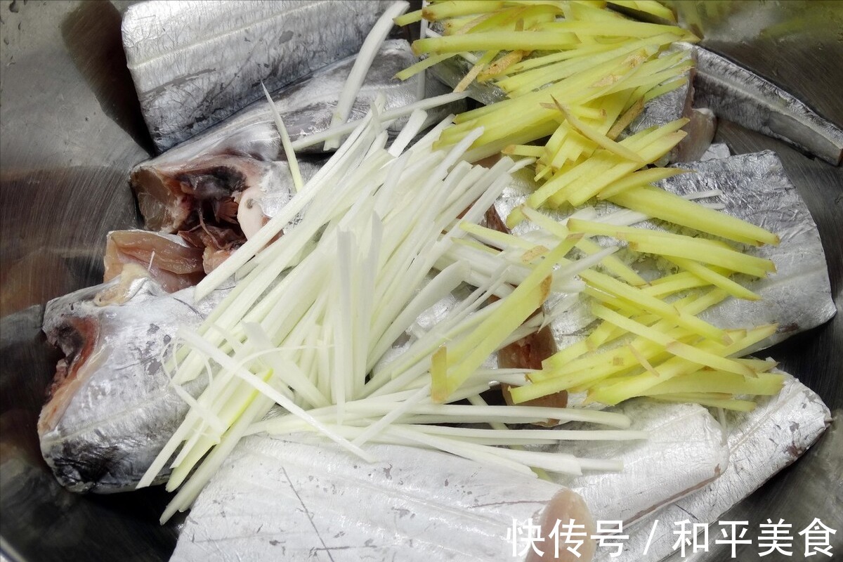 炸带鱼|炸带鱼用面粉还是淀粉酒店大厨教你一招，带鱼外焦里嫩还不腥