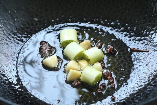 冬吃萝卜夏吃姜,加上3个鸡腿炖一锅,就是一道百吃不腻的好菜