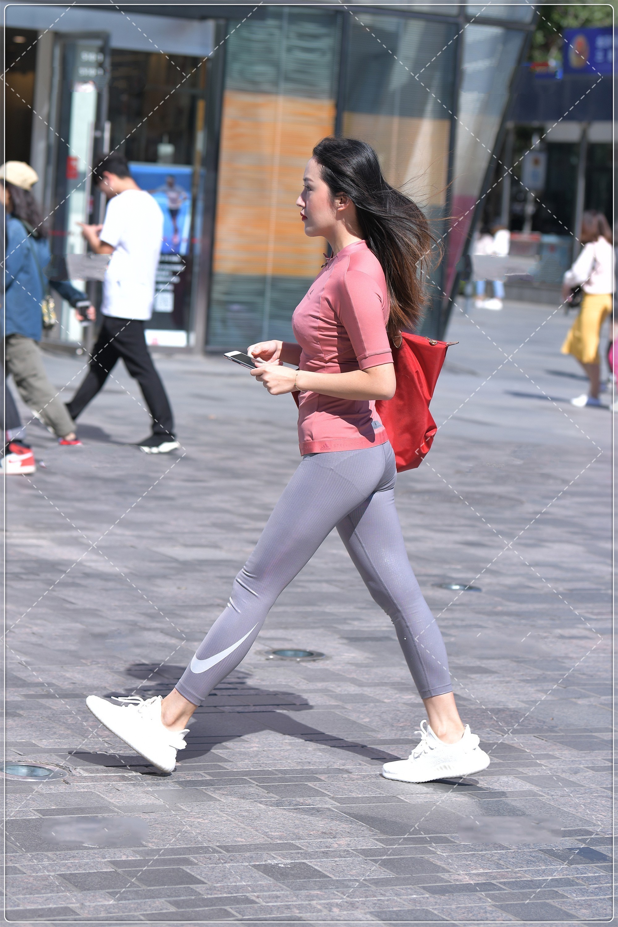 粉色上衣搭配灰色长裤,休闲舒适,青春活力十足