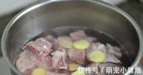 排骨|为啥排骨焯水后变得又腥又柴?看完大厨做法才明白,原来用错水了