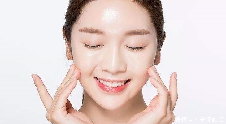 洗脸|女性洗完脸,是该“拍”干还是自然风干?方法弄错,脸上细纹增多