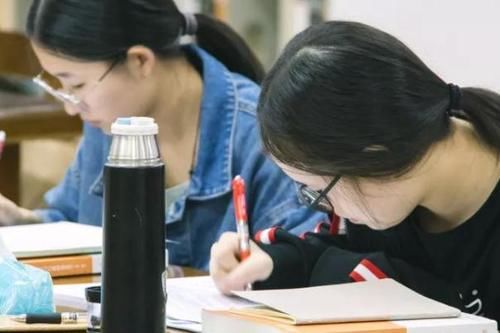 女大学生军训照太过出众，数家经纪公司求签约被拒，原因让人惋惜