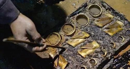 湖边发现皇帝墓,盗洞15米,专家再挖5公分,1吨黄金就没有了