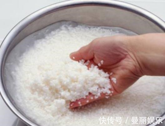 鸡冠花想“爆花”淘米水加点“渣”,花朵似蒲扇,开成一片花海