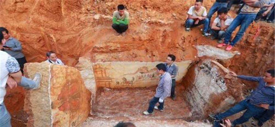 陪葬品!专家挖掘一座机关墓,发现一对盖着被子的男女,经鉴定是外国人!