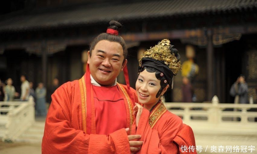 薛姨妈|薛宝钗颇有手段，为什么却能容忍夏金桂作威作福？原因很简单