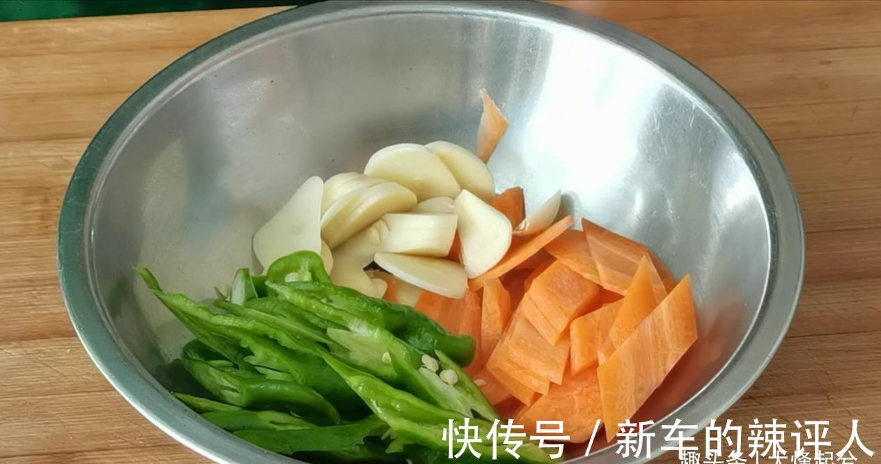 炒莲藕片|炒莲藕片不发黑,掌握2点小技巧,脆爽清甜又开胃,颜色透亮不黑