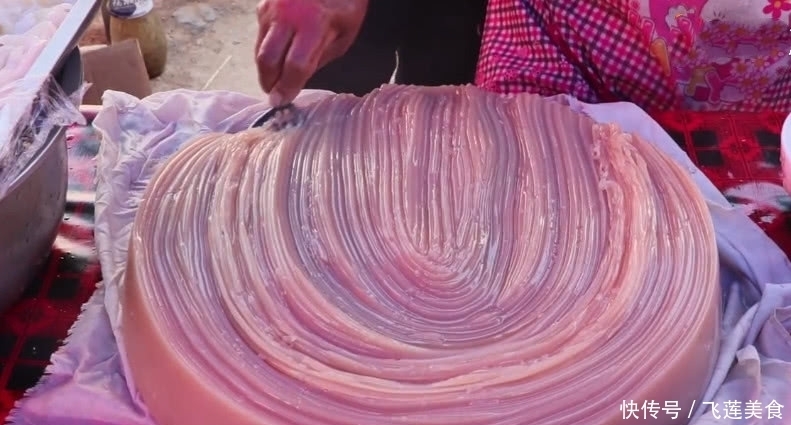 大娘|大娘卖“失传”小吃,8元一份抢着买,看清后,网友:长见识