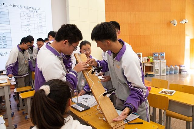 何明|聚焦“双新”示范校建设 昆明市第九届校（园）长论坛在安宁中学举行