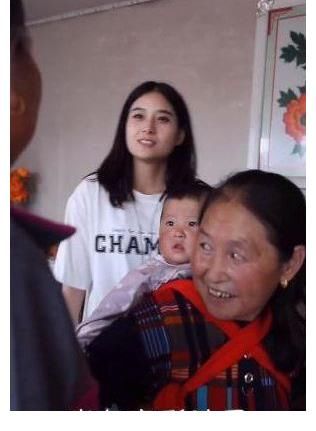 75岁独自抚养年幼孙女，感化王晨正，尚成苍老人的故事引人泪目