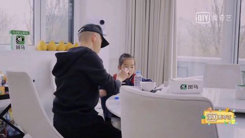 做家务的男人|黄景瑜K歌暴露年龄,宋妍霏父亲偷吃零食被抓包,这综艺太欢乐了