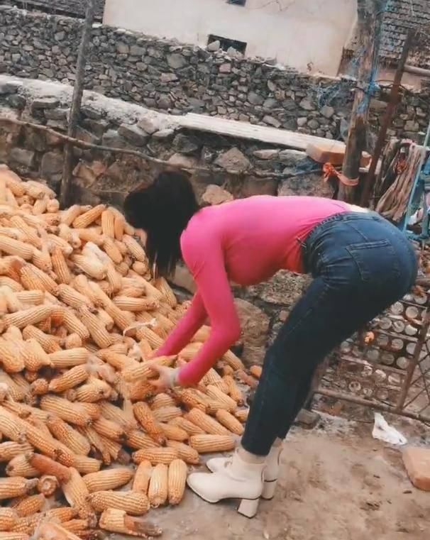 t恤衫|大圆领口T恤+牛仔裤搭配,小姐姐穿搭一丝不苟