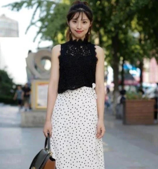  上衣|街拍：美女黑色上衣配短裤，双腿纤细修长，娇俏动人