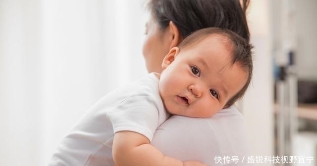 子宫|“最心急宝宝”走红,刚出娘胎就急着向妈妈求抱抱,网友太暖心