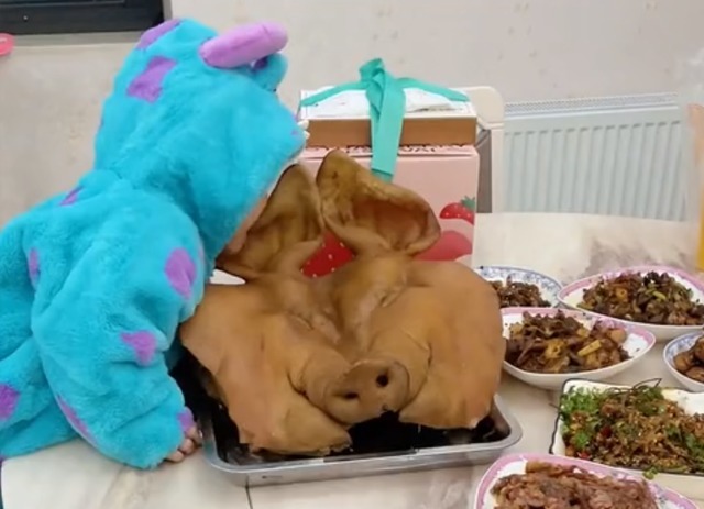 卤猪头|安徽一姥爷生日准备了卤猪头,客人进门看到一幕哭笑不得小吃货