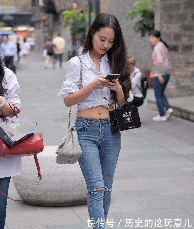 日常生活中 白衬衫以不同的方式打结,搭配撕破的裤子很漂亮!