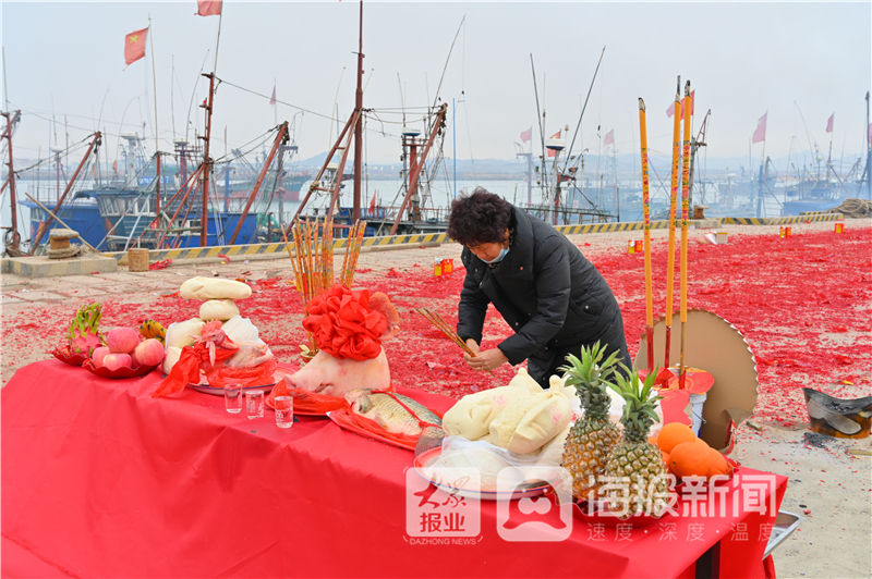 烟台海阳渔民正月十三祭海祈福 鞭炮阵阵热闹赛过春节