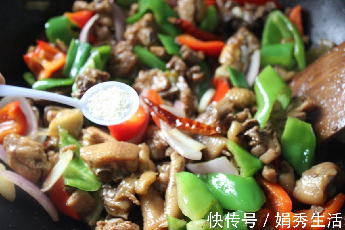 红椒|这大盘鸡看着就流口水,颜色鲜艳好吃,出锅2碗米饭不够吃