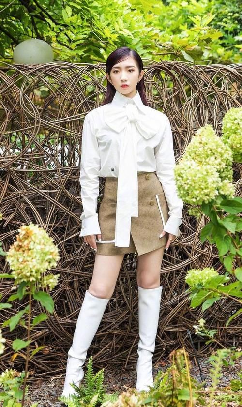 牛仔裤|美女穿紧身牛仔裤，配尖头高跟鞋，这样搭配好看又性感！