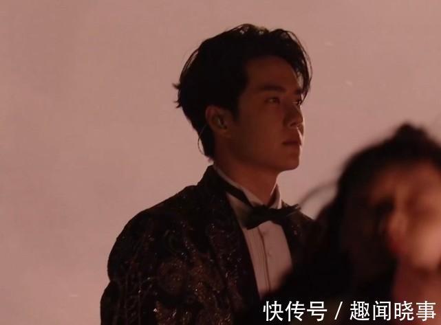 跨年舞台王一博表演新歌,近期圆润不少,评论调侃可爱似发面馒头