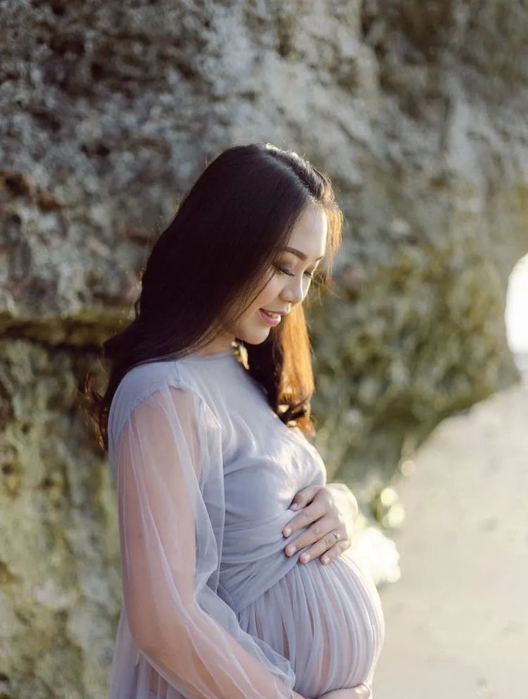 丈夫|孕妇“偷吃”雪糕，被丈夫看见后赶紧闪躲，孕期能吃雪糕？