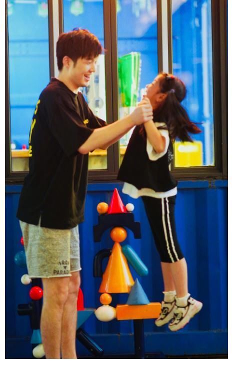 还记得《爸爸去哪儿》的阿拉蕾吗?董力晒出合照,模样变这样了