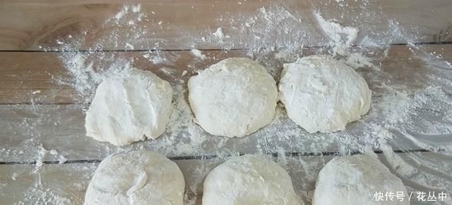 芝麻烧饼这样做真香,不揉不擀面,更不用调油酥,出锅一盘不够吃