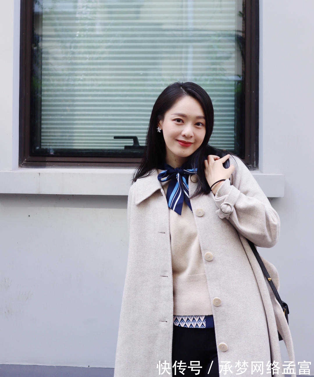 搭配 今年有种火叫杏色穿搭,毛绒外套搭配灰色长裤,高级时髦又显白