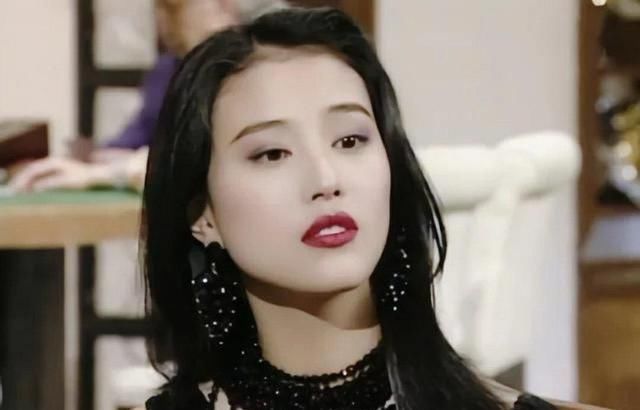 金庸|她是金庸口中愿意修改《倚天》结局的女人,51岁时被“骂”出微博