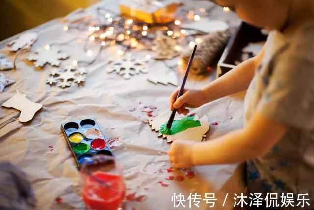 孩子|孩子出门被妈妈捂着眼睛走出小区后,网友称赞妈妈真细心