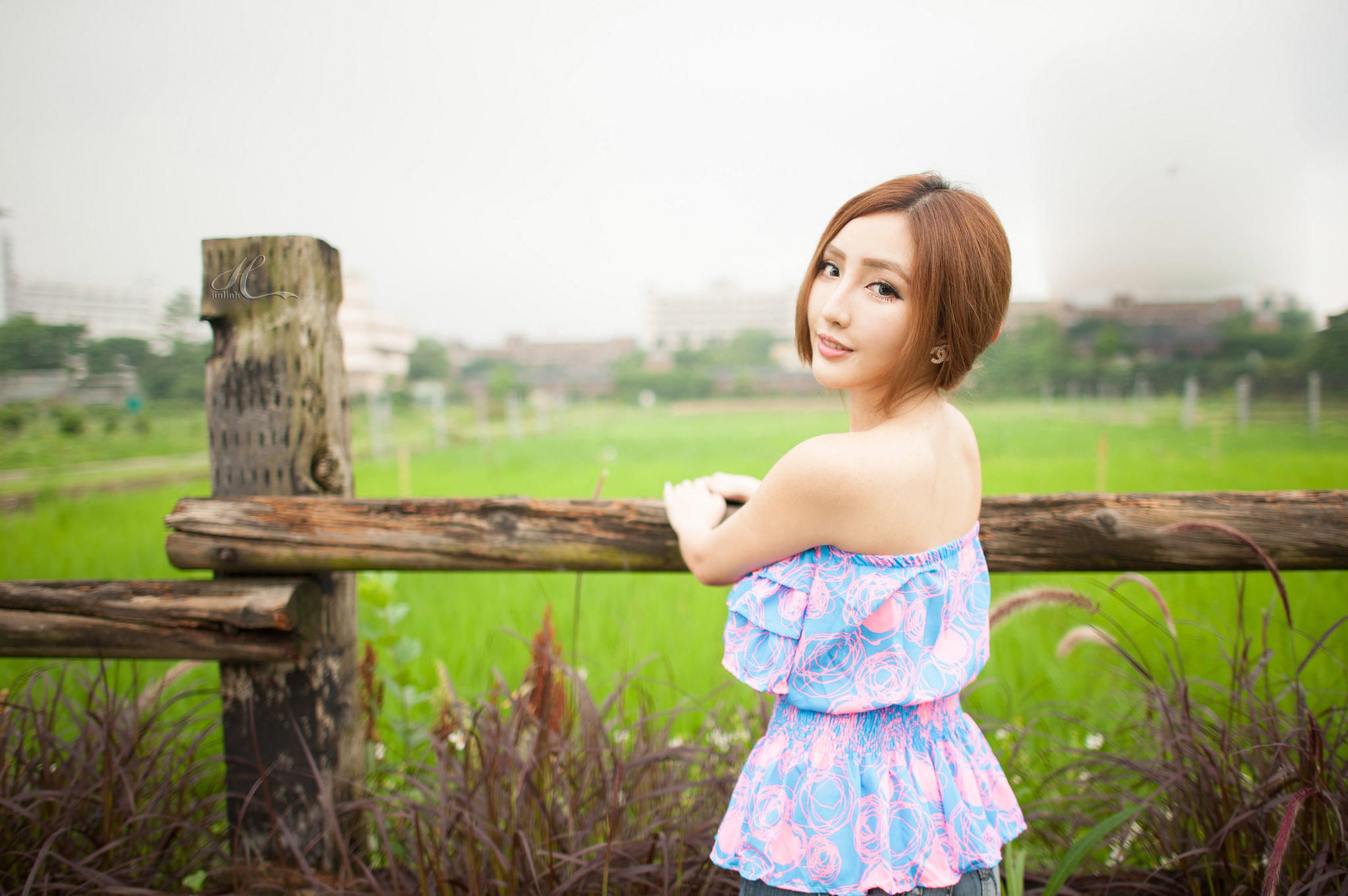 美女把普通牛仔短裤这样一搭配，顿时让人眼前一亮，简直美极了