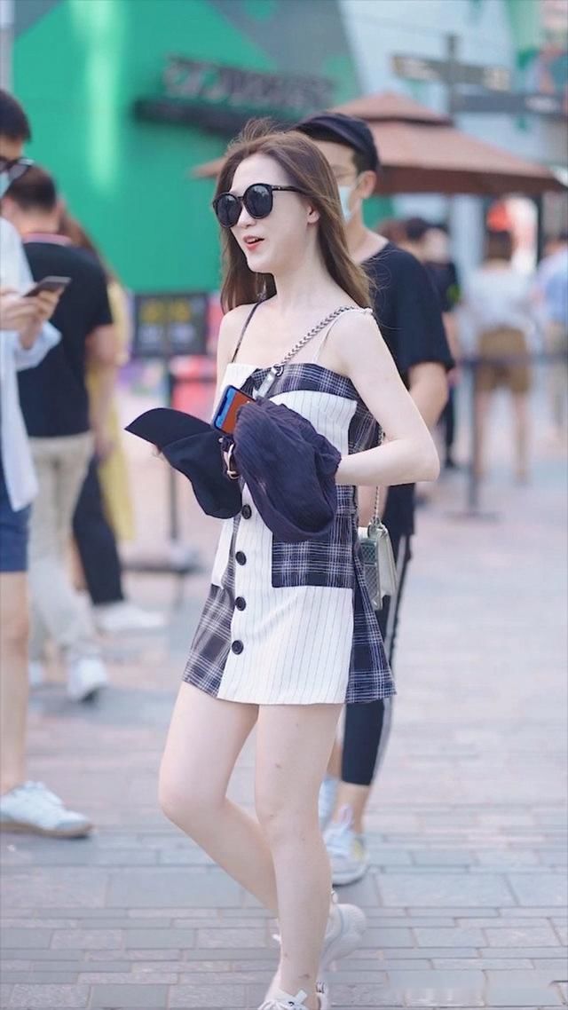 姑娘|路人街拍,姑娘吊带配皮裤,轻松将魅力发挥到极致