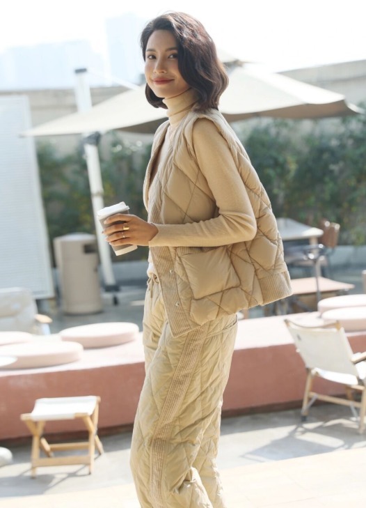 羽绒马甲|冬季穿衣别老一套,看看最潮的羽绒马甲,风格百变还时髦