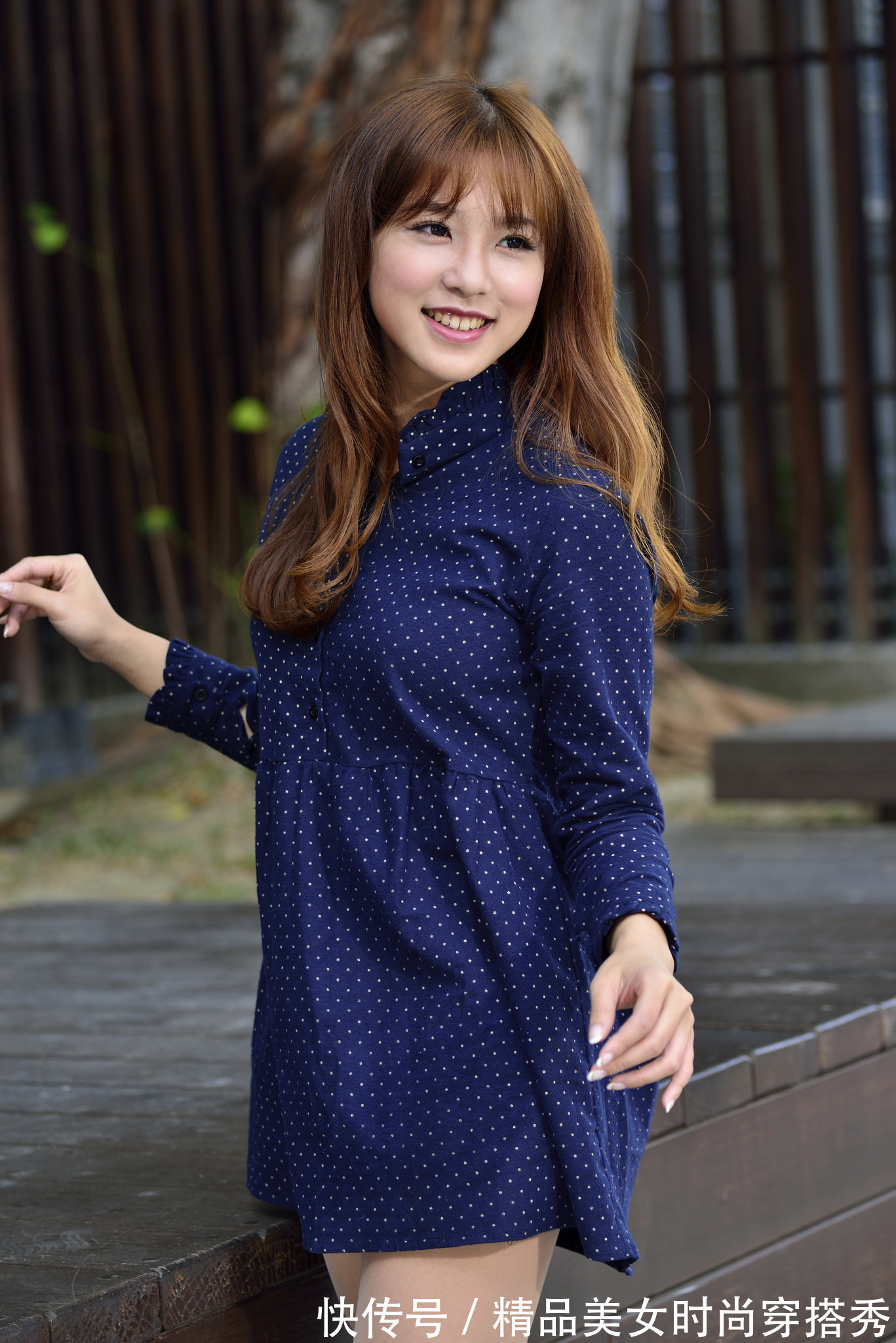 衬衫裙|小姐姐身穿蓝色的衬衫裙,吸睛时尚又减龄