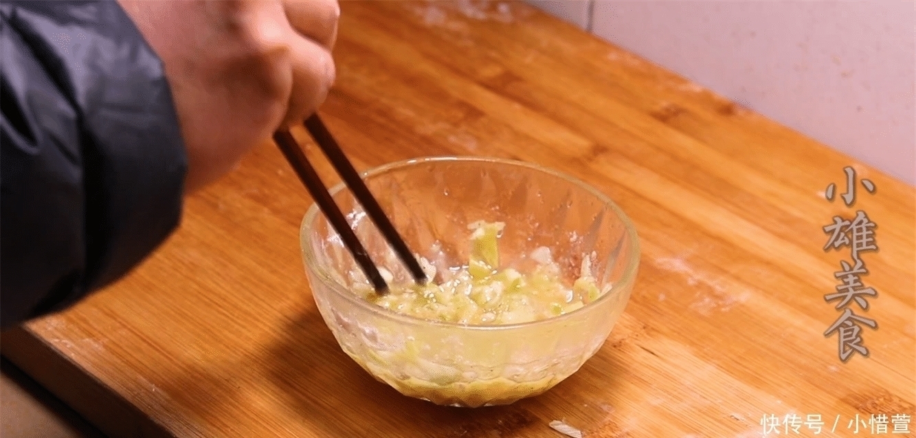 入冬后做爱吃的葱油饼,不加温水,关键一步,油饼酥的掉渣