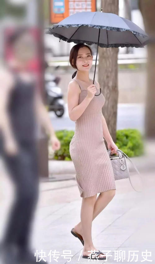 街拍|针织裙确实很“仙”，但就是太热了，你们喜欢穿嘛？ #时尚街拍#
