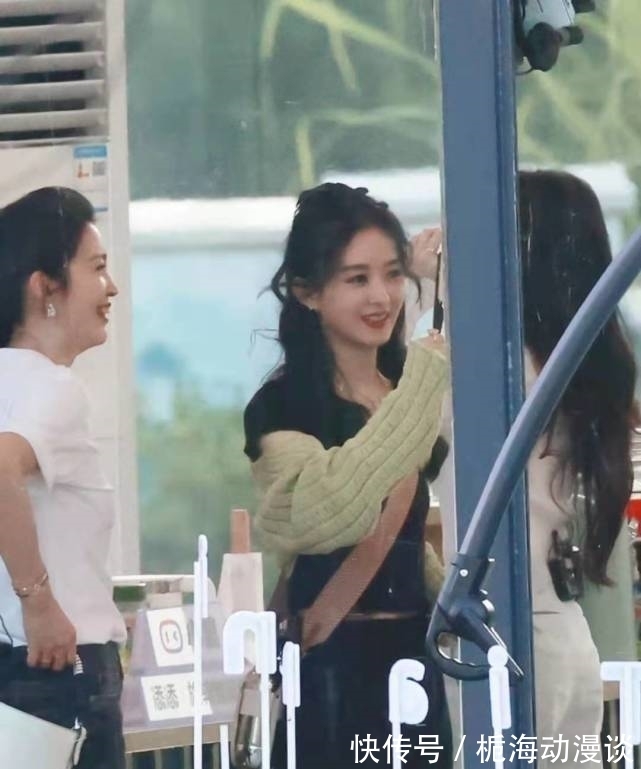 社交平台|中餐厅最新路透曝光，赵丽颖给张碧晨撩头发，动作亲昵姐妹情好甜