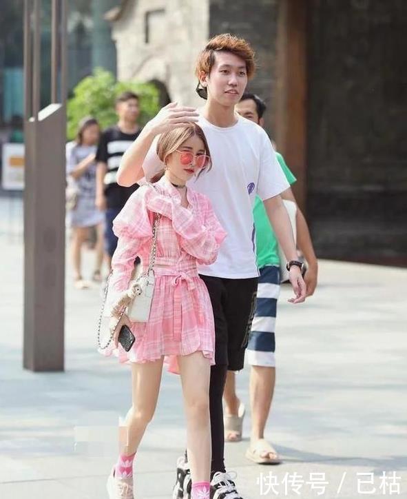 路人街拍,黑色挂脖连衣裙太抢眼,穿出迷人好气质