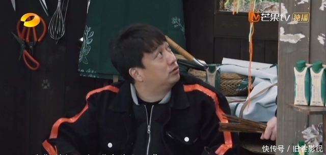 张艺兴初来乍道,略显手足无措,想帮忙却无处下手,只能求助师傅