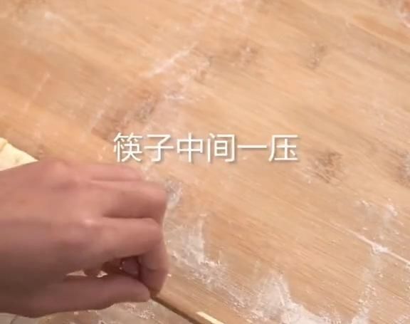 外面油条不放心教你在家炸油条,金黄酥脆又好吃,2块钱炸一锅