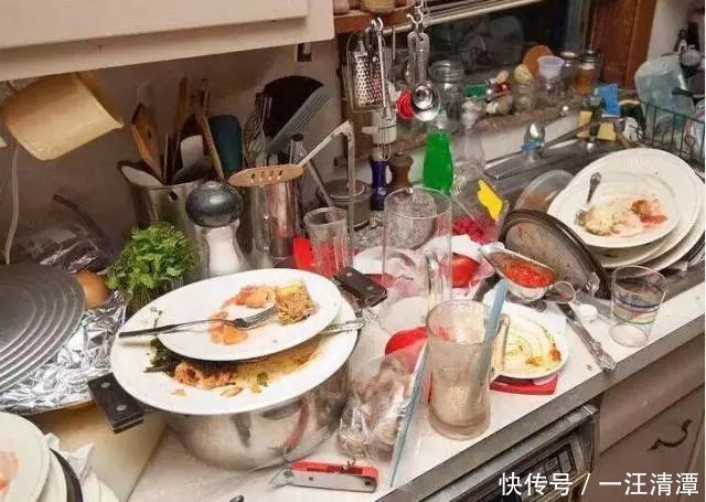 洗碗太费劲?偷学家政阿姨一招,用“它”立马干净,还去污不伤手