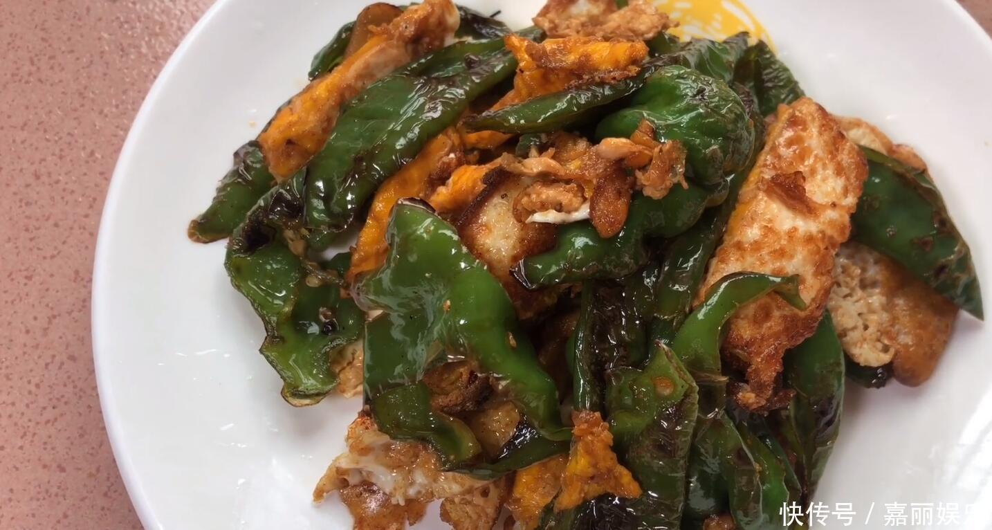 青椒炒荷包蛋家常做法,焦香美味简单快捷,营养开胃又下饭