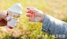 孩子|5岁男孩喷完花露水,竟再也抬不起头,夏天别做这3件“坑娃事”