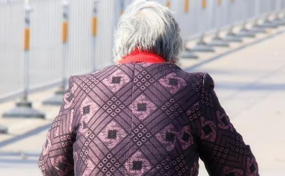 身体好不好看头发就知,“白发”的生长位置,暴露了你的身体情况