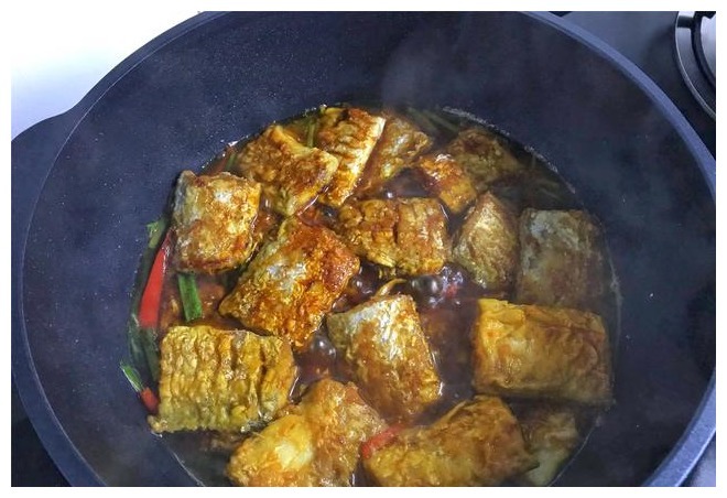 红烧带鱼好吃有诀窍，多加一料，肉质鲜嫩不腥，上桌连汤都不剩