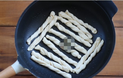 花卷新做法,简单一做就特好吃,底酥脆上暄软,比蒸着吃香多了