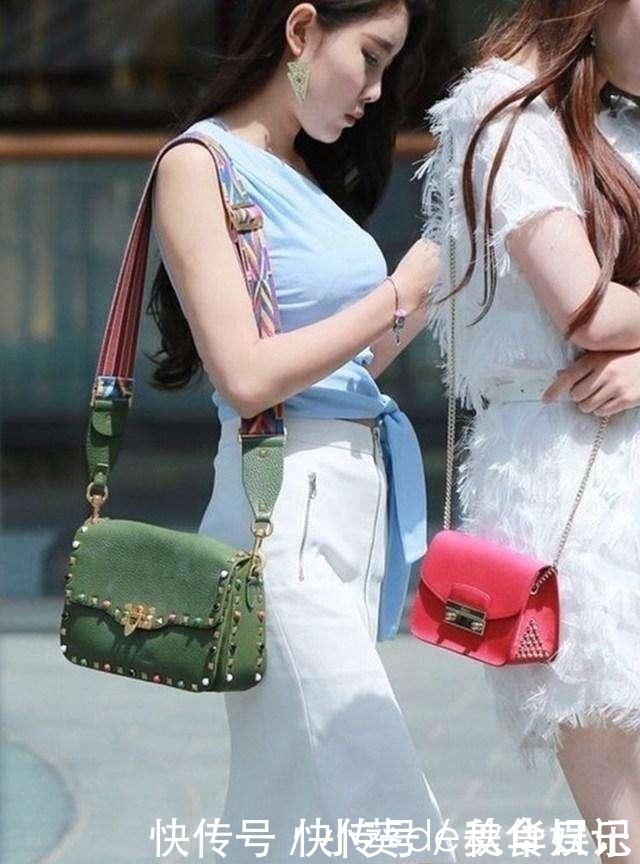 街拍小姐姐穿着紧身运动裤,清纯活泼的气息,尽显运动美感