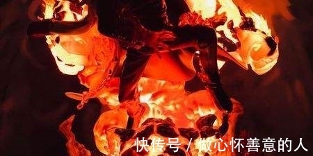 岩浆|小哥晒赤犬手办,据说价值十几万,网友:送我我都不要!